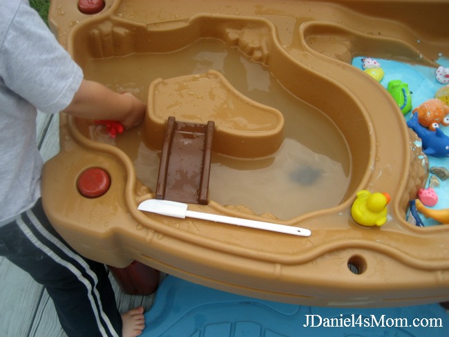 Gilbert the Goldfish- Washing Toys in a Watertable