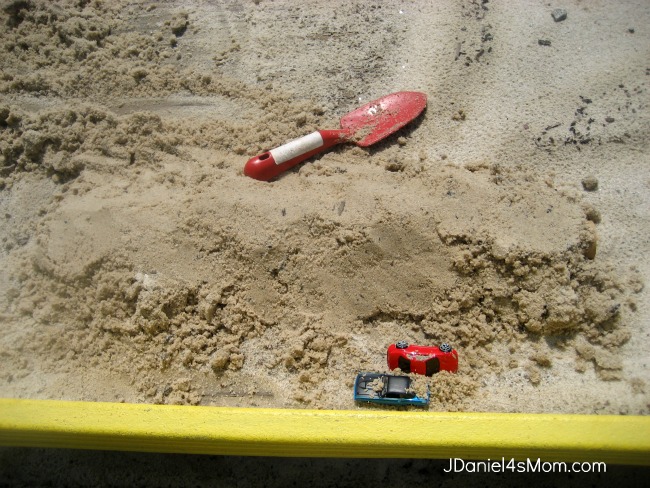 Roslyn Rutabaga and the Biggest Hole on Earth- Building a Sand Tunnel in a Sandbox