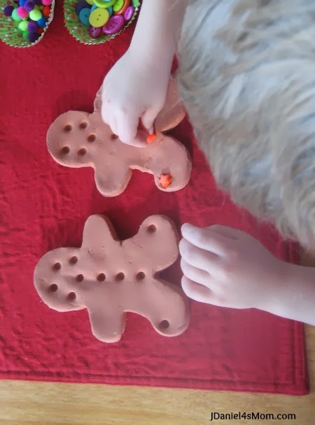 Decorating-gingerbread-men-with-stars