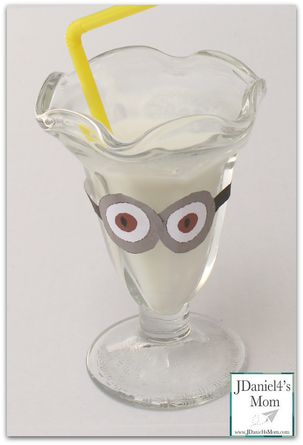 How to Make the Ultimate Tropical Minion Banana Smoothie- It is so easy to make this yummy Minion treat!