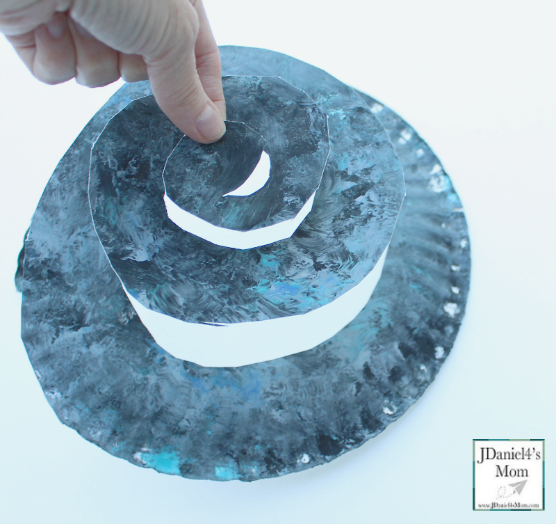 Planet Crafts for Kids- Paper Plate Solar System Spiral (Cut Spiral)