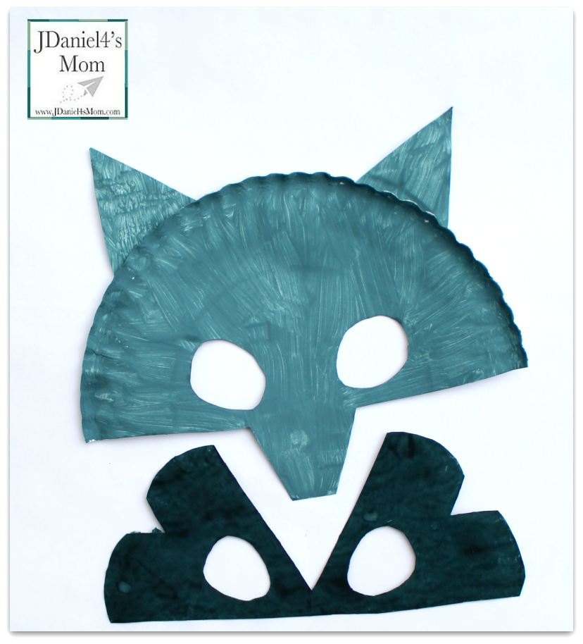 The Kissing Hand Paper Plate Raccoon Mask for Kids - Great Back to School book and book themed craft.