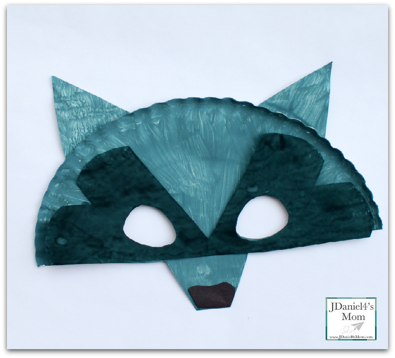 The Kissing Hand Paper Plate Raccoon Mask for Kids - Great Back to School book and book themed craft.