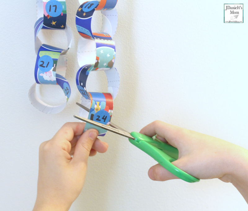 Advent Countdown for Kids- Cutting off a loop with scissors